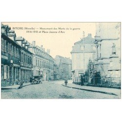 carte postale ancienne 57 BITCHE. Monument Place Jeanne d'Arc. Voiture Tacot et Caisse d'Epargne