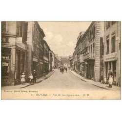 carte postale ancienne 57 BITCHE. Rue de Sarreguemines 1923. Benzin Station et Tabac