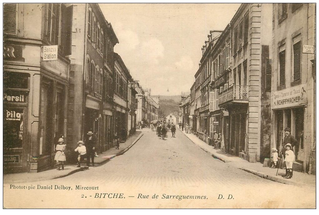 carte postale ancienne 57 BITCHE. Rue de Sarreguemines 1923. Benzin Station et Tabac