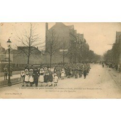 57 METZ. Les Petits Lorrains précèdent une Musique militaire en marchant au pas