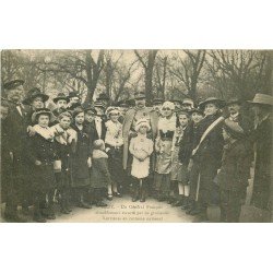 57 METZ. Un Général escorté par de gracieuses Lorraines vers 1919