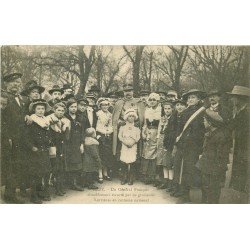 carte postale ancienne 57 METZ. Un Général escorté par de gracieuses Lorraines vers 1919