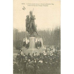 57 METZ. La Foule devant la Statue du Maréchal Ney attendant les Troupes Françaises