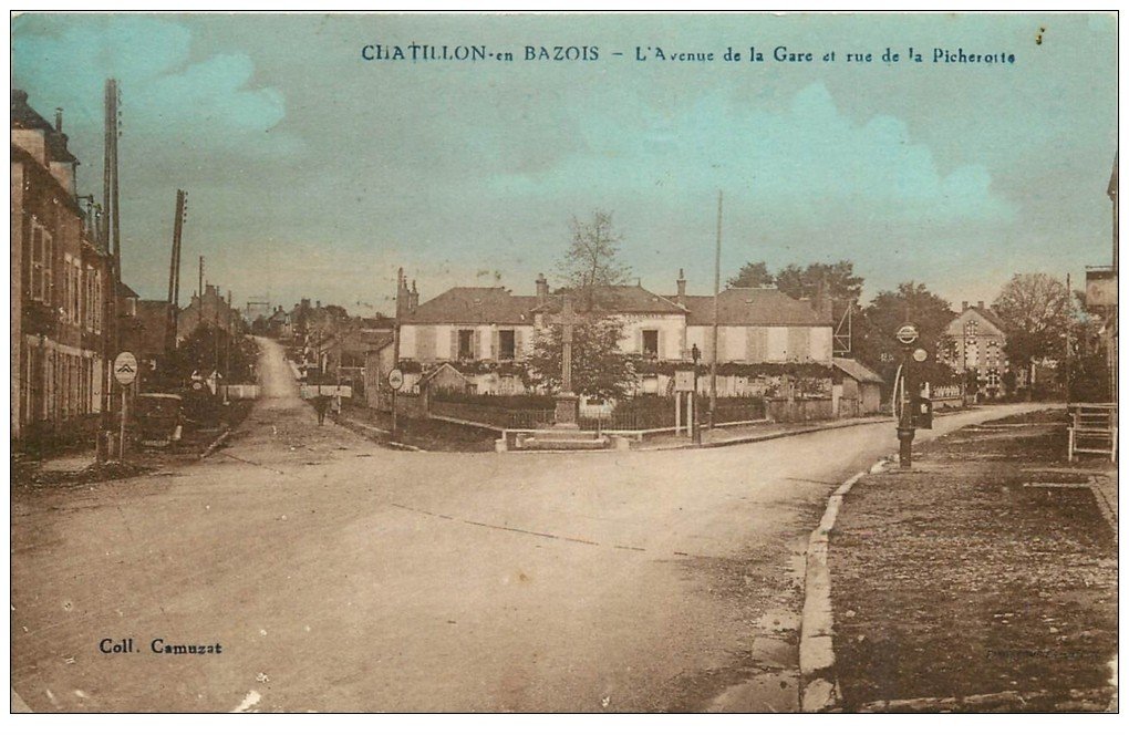 carte postale ancienne 58 CHATILLON-EN-BAZOIS. Avenue de la Gare Rue de la Picherotte. Vieille Pompe à Essence