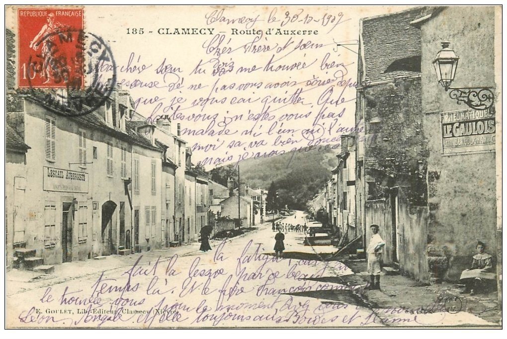 carte postale ancienne 58 CLAMECY. Aubergiste Lescail Route d'Auxerre 1907. Affiche Pneumatiques Le Gaulois