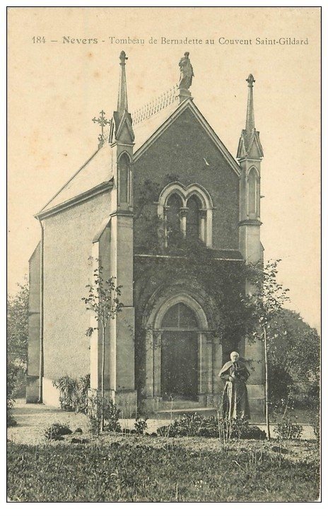 carte postale ancienne 58 NEVERS. Couvent Saint-Gildard Tombeau de Bernadette avec Curé