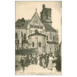 carte postale ancienne 58 NEVERS. La Cathédrale avec Vendeur ambulant