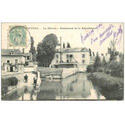 carte postale ancienne 58 NEVERS. La Nièvre Boulevard de la République 1906 avec Gendarme armé