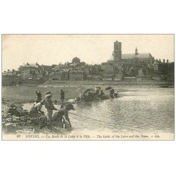 carte postale ancienne 58 NEVERS. Lavandières et Jeune Pêcheur Bords de la Loire