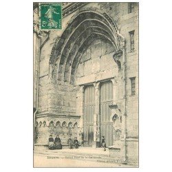 carte postale ancienne 58 NEVERS. Portail Cathédrale 1910. Carte déliassée...