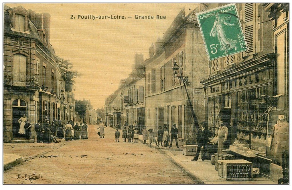 carte postale ancienne 58 POUILLY-SUR-LOIRE. Grande Rue . Superbe carte toilée animée. Benzo Moteur