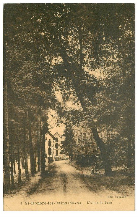 carte postale ancienne 58 SAINT-HONORE-LES-BAINS. Allée du Parc 1927