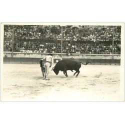 carte postale ancienne 13 ARLES. Photo Cpa. La Corrida. Taureau