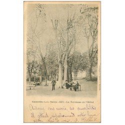 13 CAMOINS-LES-BAINS. La Terrasse de l'Hôtel avec Facteur 1902 Carte Pionnière