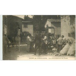 13 CAMP de CARPIAGNE. La distribution du Pain. Militaires et Officiers 1916 et Prisonniers. Tampon militaire