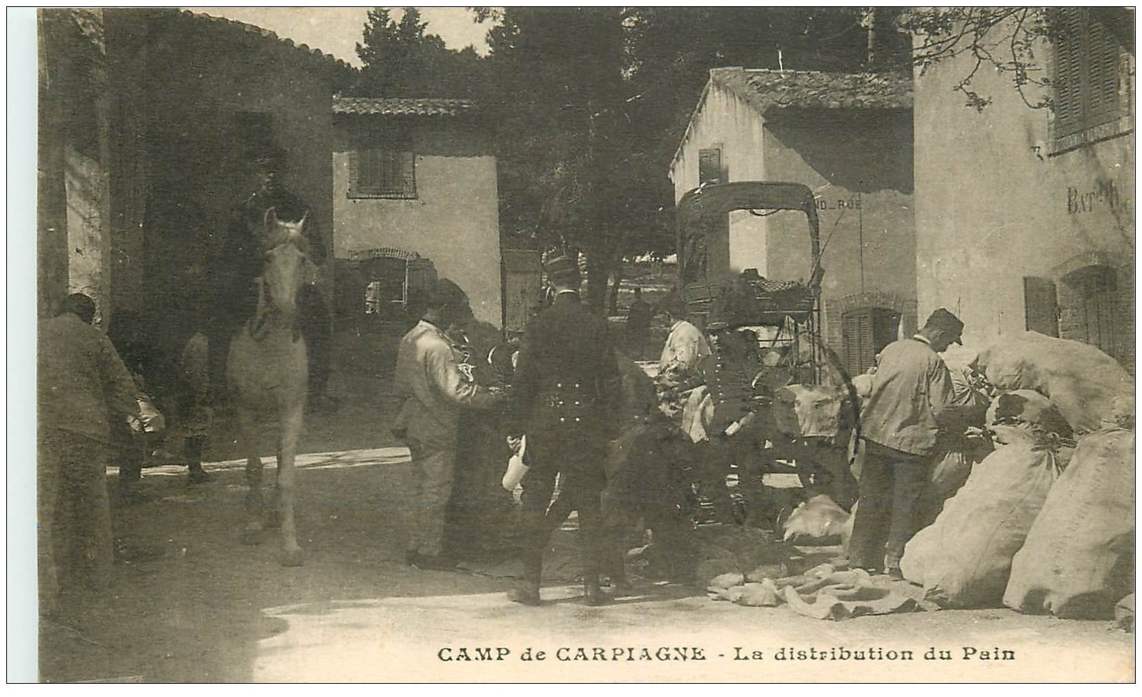 13 CAMP de CARPIAGNE. La distribution du Pain. Militaires et Officiers 1916 et Prisonniers. Tampon militaire