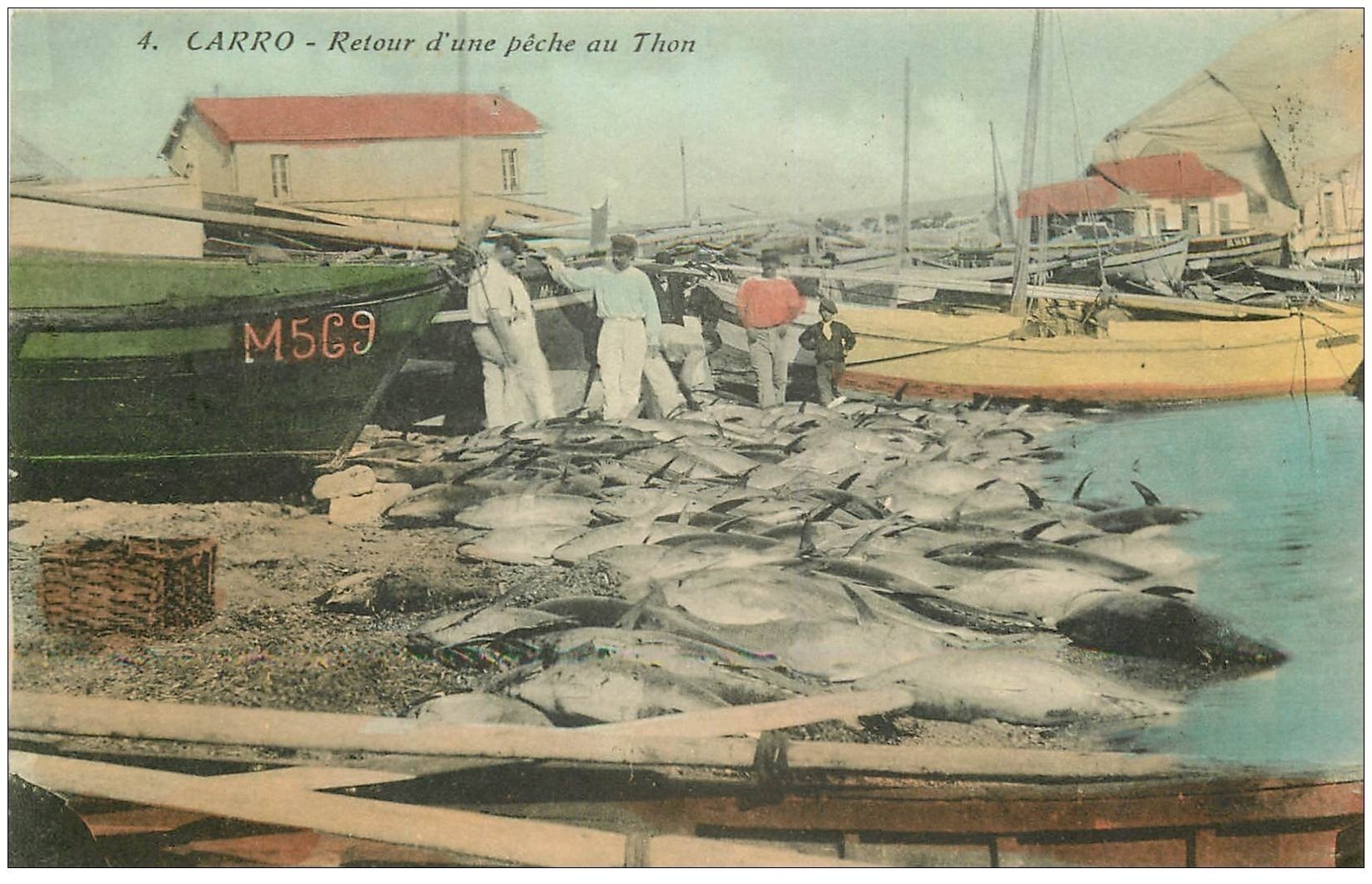 carte postale ancienne 13 CARRO. Retour d'une Pêche au Thon 1912. Pêcheurs et Poissons