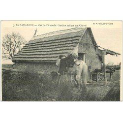 carte postale ancienne 13 En CAMARGUE. Mas de l'Amarée. Gardian sellant son Cheval