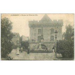 carte postale ancienne 60 CLERMONT. Donjon Hôtel de Ville belle animation
