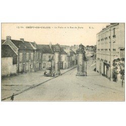 carte postale ancienne 60 CREPY-EN-VALOIS. Porte et Rue de Paris Colonne Morisse vespasiennes