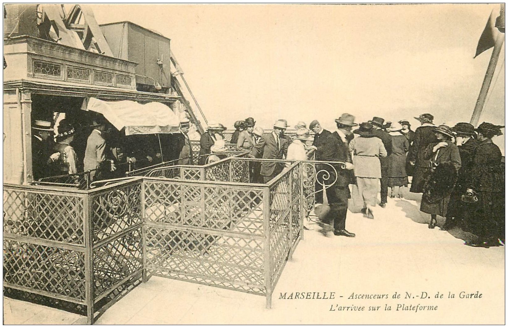 13 MARSEILLE. Ascenceurs de Notre-Dame de la Garde. Arrivée sur la Plateforme
