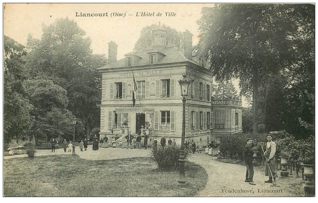 carte postale ancienne 60 LIANCOURT. Hôtel de Ville avec Jardinier