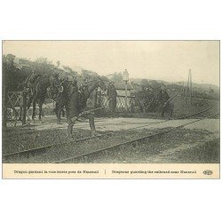 carte postale ancienne 60 NANTEUIL. Dragons gardant la voie ferrée au passage à niveau
