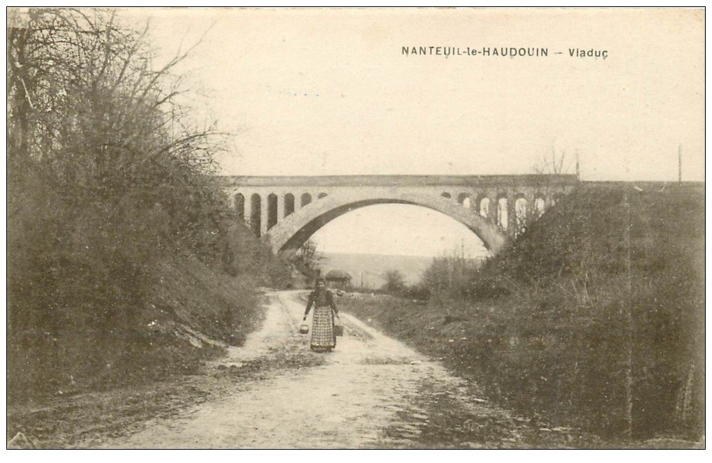 carte postale ancienne 60 NANTEUIL-LE-HAUDOIN. Porteuse d'eau et Viaduc 1921