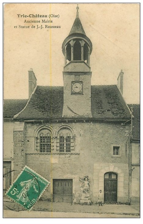 carte postale ancienne 60 TRIE-CHATEAU. Ancienne Mairie et Statue de J.J Rousseau 1915 avec Enfant