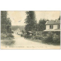 carte postale ancienne 60 VIEUX-MOULIN. Entrée du Village avec Passage à niveau