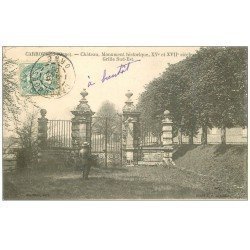 carte postale ancienne 61 CARROUGES. Le Château 1906 Homme admirant la Grille