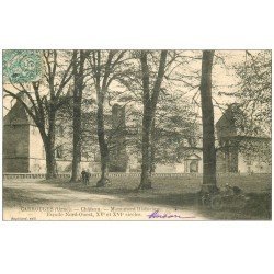 carte postale ancienne 61 CARROUGES. Le Château 1906 Hommes et Motocyclettes