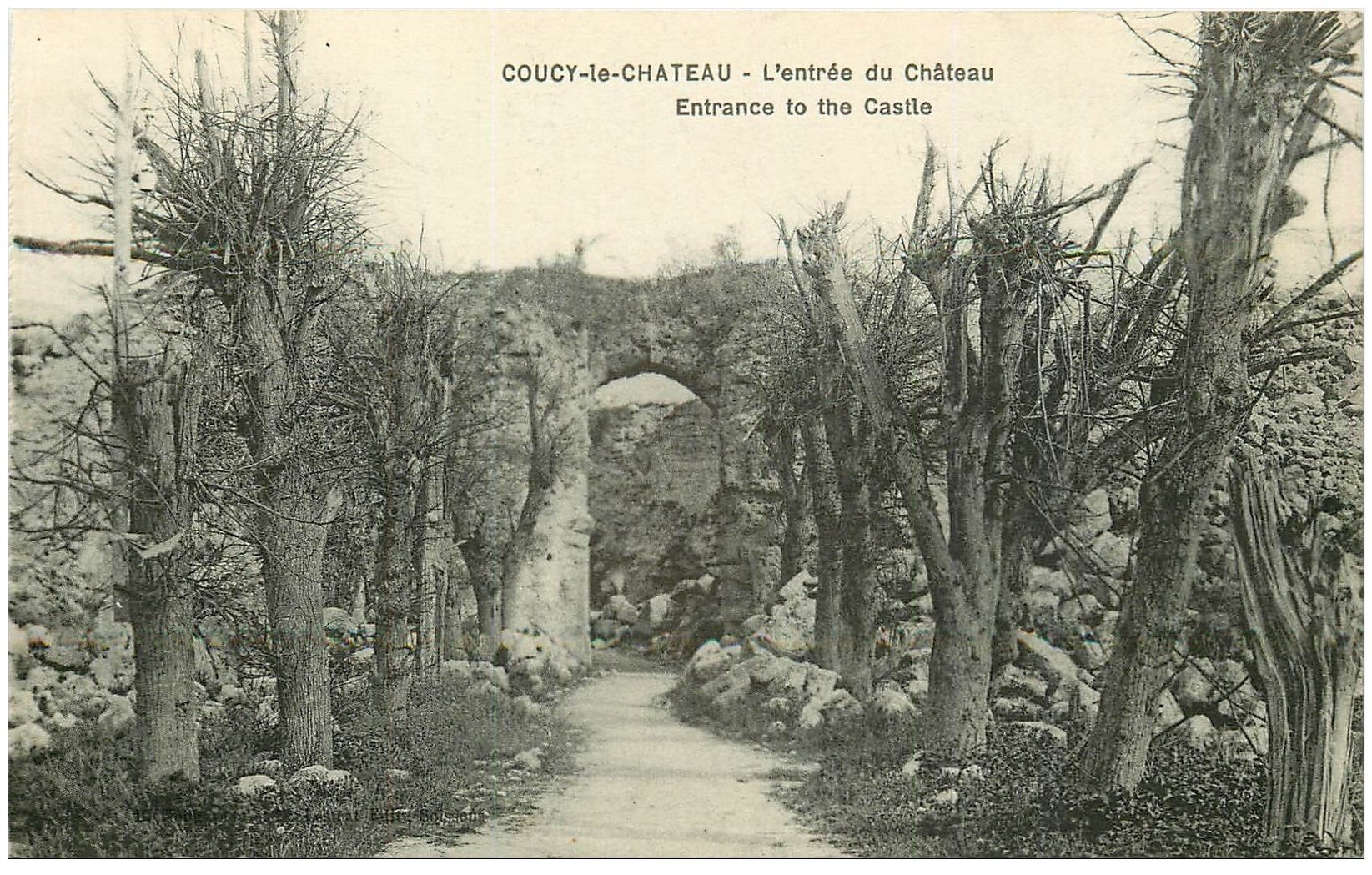 carte postale ancienne 02 COUCY-LE-CHATEAU. L'Entrée du Château
