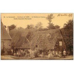 61 LA RIVIERE DE FRESNES. Vieille Chaumière Normande. Belle animation