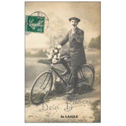 carte postale ancienne 61 LAIGLE L'AIGLE. Doux baiser d'un Cycliste 1912
