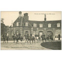 carte postale ancienne 61 LE HARAS DU PIN. Ecole la Rentrée d'une Reprise. Chevaux et Militaires