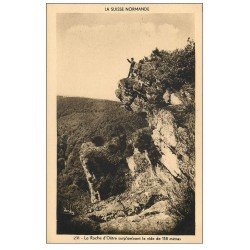 carte postale ancienne 61 LES ROCHES D'OETRE. Personnage au Sommet