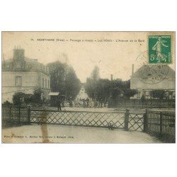 carte postale ancienne 61 MORTAGNE. Passage à niveau et les Hôtels Avenue de la Gare 1911