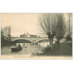 carte postale ancienne 61 SAINT-GERMAIN-DU-CORBEIS. Le Pont et Rameur