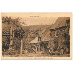 carte postale ancienne 61 VALLEE DU NOIREAU. Chaumière Normande près Berjou avec Pressoir