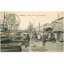 carte postale ancienne 13 MARSEILLE. Le Quai du Port. Lavage des Poissons 1906