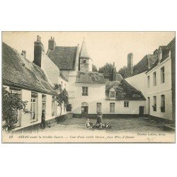 carte postale ancienne 62 ARRAS. Cour Place Wiez-d'Amain avec Poules