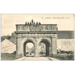 carte postale ancienne 62 ARRAS. Porte Baudimont 1904 belle animation sur l'Arc