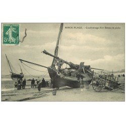 carte postale ancienne 62 BERCK. Goudronnage d'un Bateau de Pêche 1909