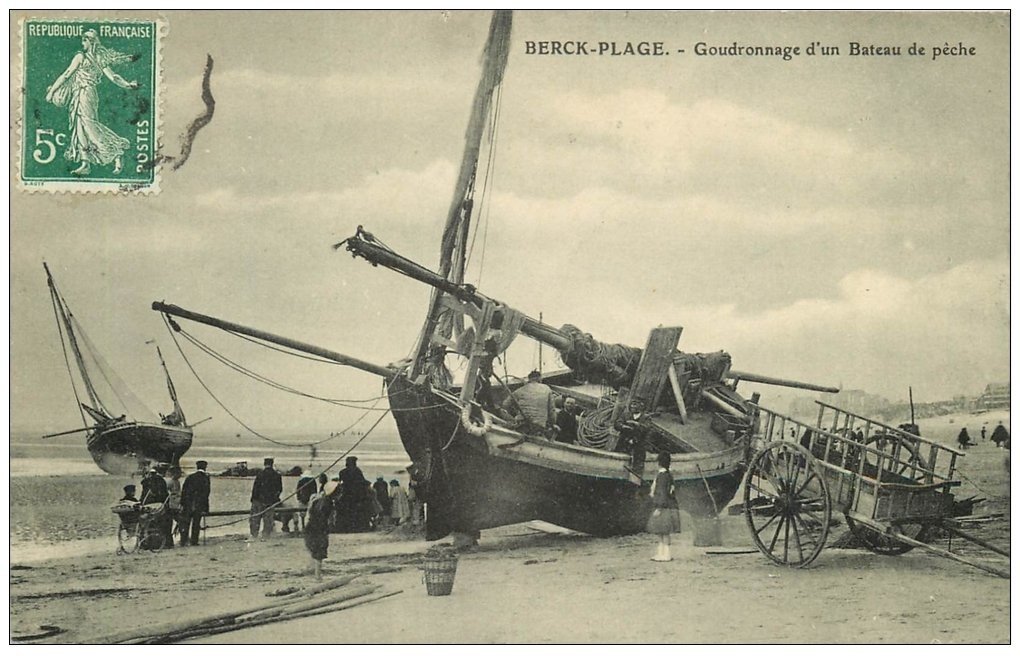 62 BERCK. Goudronnage d'un Bateau de Pêche 1909