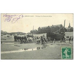carte postale ancienne 62 BERCK. Trainage d'un Bateau de Pêche 1908
