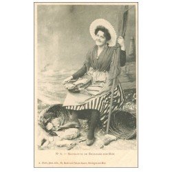 carte postale ancienne 62 BOULOGNE-SUR-MER. Matelote Pêcheuse de Crevettes vers 1900