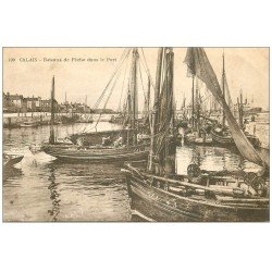 carte postale ancienne 62 CALAIS. Pêcheurs et Bateaux de Pêche dans le port. Métiers de la Mer