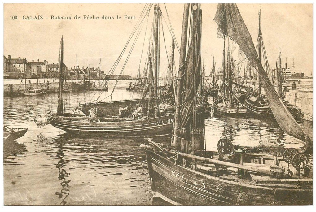 carte postale ancienne 62 CALAIS. Pêcheurs et Bateaux de Pêche dans le port. Métiers de la Mer
