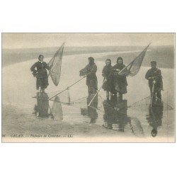 carte postale ancienne 62 CALAIS. Pêcheurs et Pêcheuses de Crevettes. Métiers de la Mer